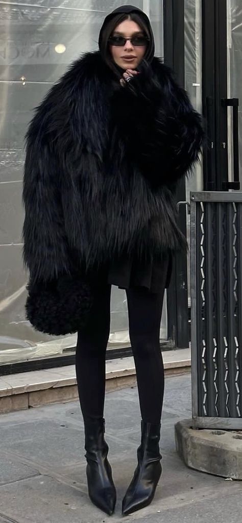 Rain Cold Outfit, Streetstyle Winter 2023, Long Black Fur Coat Outfit, Black Fur Coat Outfit Street Style, Snow Street Style, December Outfits Winter, Black Fur Coat Outfit, Winter Style Outfits, Fur Coat Street Style