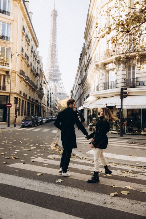 Hide a photographer in paris > Instagram: loreenaramoss Tour Eifel, Rome In December, Paris Photo Ideas, Paris Family, Paris Travel Photography, Paris Couple, Family Tour, Paris Pictures, Europe Tours