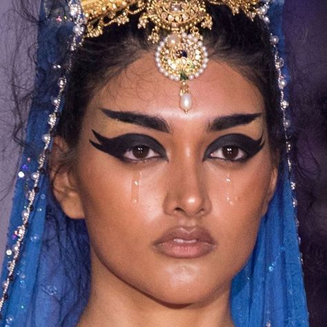 @yvesaintmess on Instagram: “neelam gill @ ashish ss17” Neelam Gill, Winnie Harlow, Black Makeup, Artistry Makeup, Aesthetic Makeup, Marilyn Monroe, Middle East, Best Makeup Products, Pretty People