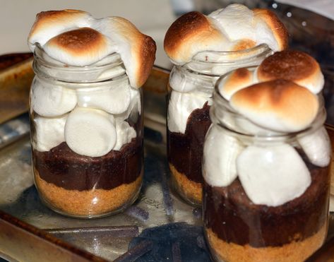 S’MORES IN A JAR-PURE BLISS Mishloach Manos, Mason Jar Cakes, Smore Recipes, Cheesecake In A Jar, Cake In A Jar, Dessert In A Jar, Mason Jar Meals, Meals In A Jar, In A Jar