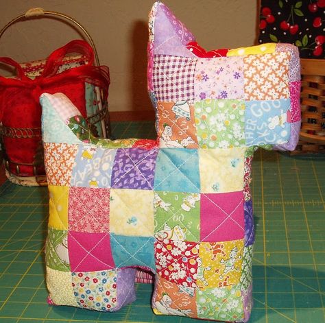 Sunshine in the Attic: Patchwork Scottie Dog Pillow and tutorial Updated Dog Pillow Pattern, Scottie Dog Quilt Pattern, Quilted Toys, Dog Sewing Patterns, Patchwork Ideas, Dog Patterns, Sewing Cushions, Butterfly Quilt, Dog Quilts