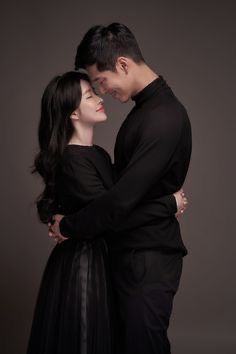 Pose Mannequin, Korean Couple Photoshoot, Pre Wedding Photoshoot Outfit, Korean Wedding Photography, Wedding Photo Studio, Foto Wedding, Wedding Photoshoot Props, Gift Basket Ideas For Couples, Studio Poses