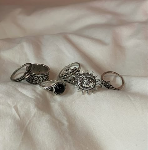 Grunge Accessories Aesthetic, Black Ring Aesthetic, Grunge Rings Aesthetic, Vintage Rings Aesthetic, Accessories Aesthetic Grunge, Aesthetic Rings Vintage, Rings Grunge, Grunge Rings, Rings Aesthetic Vintage