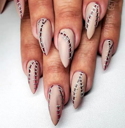 Halloween Short Nails Ideas, Halloween Nails Purple And Black, Spooky Short Nails, Spooky Halloween Nails Short, Halloween Short Nail Designs, Short Spooky Nails, Elegant Halloween Nails, Short Halloween Nail Designs, Black Halloween Nail Designs