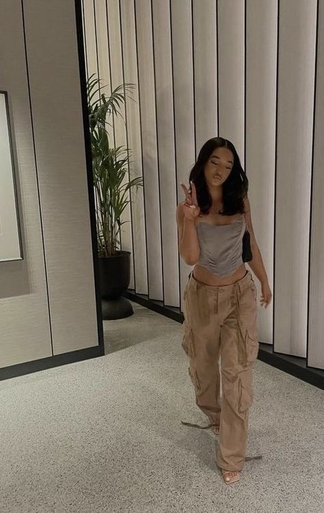 Cargos Heels Outfit, Pants With Heels Outfit Classy, Cargos With Heels Outfit, Heels And Cargo Pants, Streetwear With Heels Outfit, Cargo Heels Outfit, Diesel Cargo Pants, Parachute Pants And Heels, Street Wear With Heels