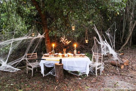 Al Fresco Halloween Party with dark woods and ghost storis Witch Dinner Party, Halloween Costume Party Themes, Woodland Halloween, House Halloween Decor, Party Centrepiece, Costume Party Themes, Halloween Decor Indoor, Halloween Party Drinks, Halloween Dinner Party