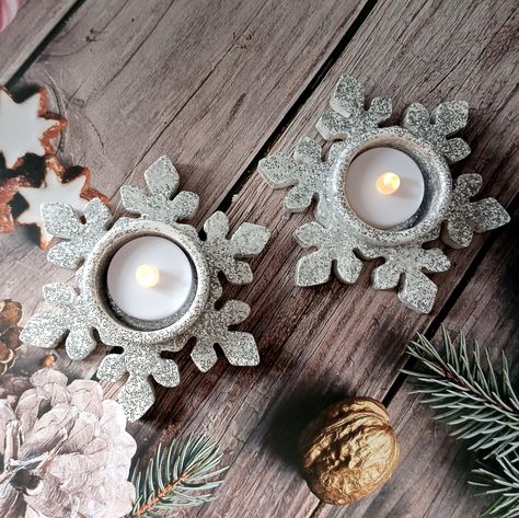 Xmas Gift Idea, Candles Making, Christmas Table Decor, Decor Fireplace, Candle Inspiration, Tea Candles, Snowflake Design, Silver Snowflakes, Tealight Holder