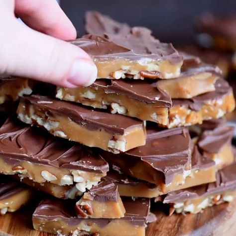 Toffee Treats, Confectionery Recipes, The Best Toffee Recipe, Gift Recipes, Peanut Clusters, Homemade Toffee, Toffee Recipe, Toffee Bars, School Cafeteria