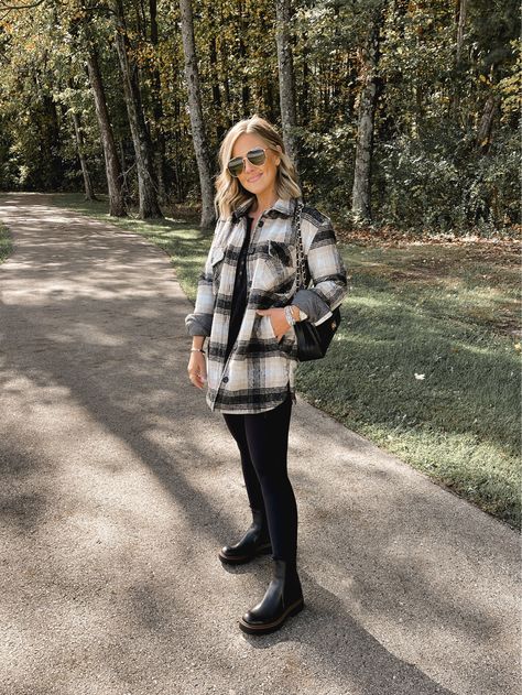 Shacket Outfit Women, Bonfire Outfit, Shacket Outfit, Chelsea Boots Outfit, Cute Thanksgiving Outfits, What To Wear Fall, Estilo Indie, Thanksgiving Outfits, Outfit Invierno