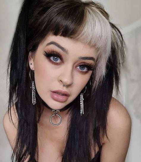 Split Hair Dye With Bangs, Split Bangs Color, Black Hair Blonde Fringe, Short Split Dyed Hair With Bangs, Blond And Black Split Dye, Black And Blonde Split Dye With Bangs, Platinum Blonde Bangs, Black Hair Fringe, 80s Big Hair