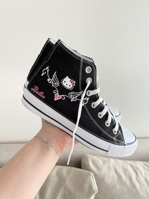 Nike Inspo Shoes, Hello Kitty Shoes Converse, Hello Kitty Custom, Nike Rosa, Hello Kitty Converse, Shoes Hello Kitty, Shoes Kawaii, Custom Converse Shoes, Cute Converse