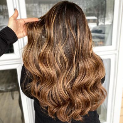 30 Brown Hair With Blonde Highlights Ideas - Society19 Brown Hair Shades, Brown Hair Looks, Brown Ombre Hair, Hair With Highlights, Dark Hair With Highlights, Brown Hair With Blonde Highlights, Caramel Hair, Caramel Highlights, Brown Hair Balayage