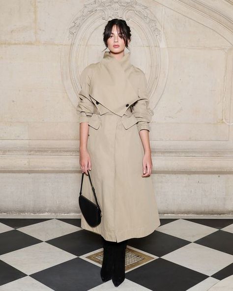 Trench Coat Runway, Dior Trench Coat, Deva Cassel, French Chic Fashion, Dior Coat, Dior Fashion Show, French Street Fashion, Fall Winter Trends, January 22