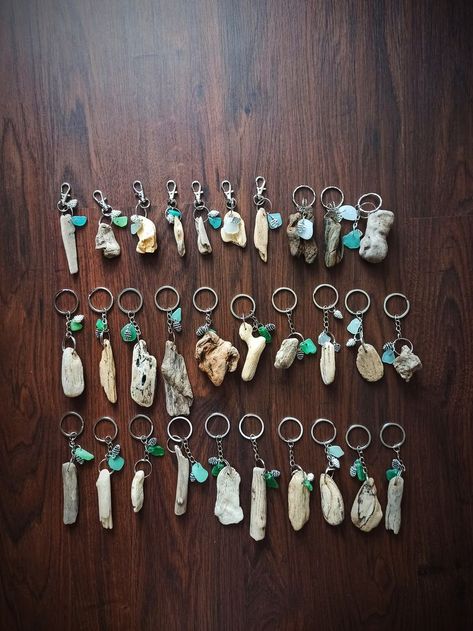 Driftwood Keyrings, Sea Glass Keychain, Driftwood Diy, Beach Glass Crafts, Driftwood Art Diy, Driftwood Jewelry, Driftwood Projects, Shell Crafts Diy, Sea Crafts