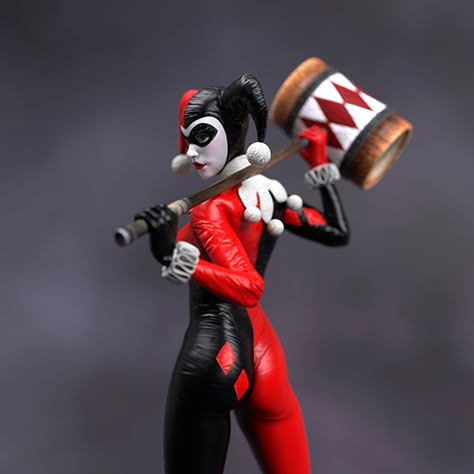 Harley Quinn (Classic outfit) from the video game Batman: Arkham Knight Harley Tattoo Ideas, Harley Quinn Hammer, Harley Quinn Classic, Spider Woman Costumes, Classic Harley Quinn, Harley Tattoo, Batman Arkham Games, Arkham Games, So Raven