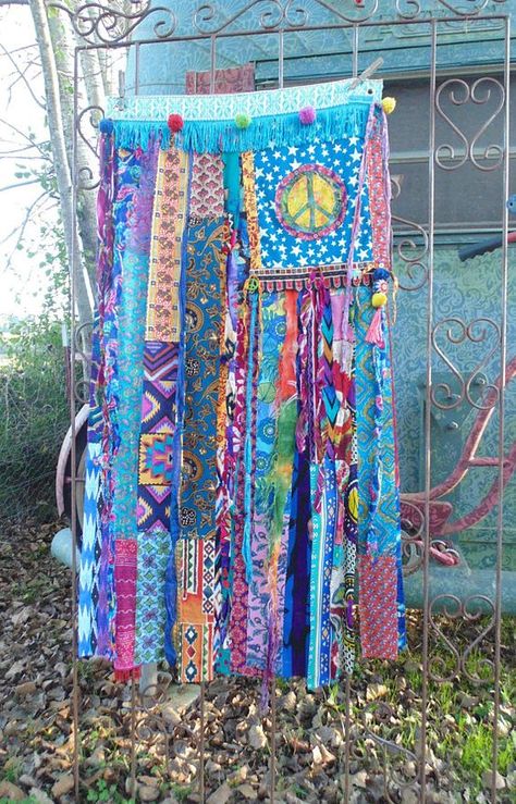 Bohemian Flag, Fly Curtain, Rag Flag, Flag Ideas, Peace Flag, Tassel Crafts, Scrap Fabric Crafts, Scrap Fabric Projects, Boho Garden