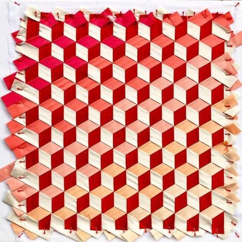 Tumbling Blocks Quilt, Cuadros Diy, Weaving Fabric, Tumbling Blocks, Fabric Weaving, Paper Weaving, Diy Quilt, Weave Pattern, Weaving Process