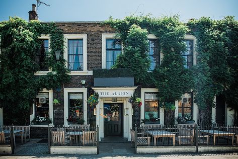 The Albion pub in Islington is a perfect venue for a city wedding. Click through to see photos from this super intimate and very stylish town hall wedding. Photos by Parrot & Pineapple. #londonpubwedding #islingtontownhall #pubwedding #secretwedding #intimatewedding #coolwedding Lauren & Danny |Secret Islington Town Hall Wedding https://www.parrotandpineapple.com/lauren-danny-secret-islington-town-hall-wedding/ Islington Town Hall Wedding, Urban Wedding Photography, Pineapple Wedding, Town Hall Wedding, Wedding London, Pub Wedding, Red Wedding Theme, London Pubs, Wedding Idea