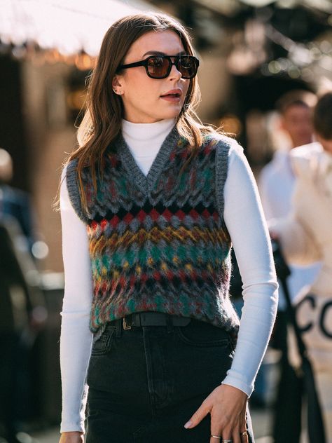 Colourful Sweater Vest Outfit, Sweater Vest Curvy Outfit, Pattern Sweater Vest Outfit, Classic Vest Outfits, Sweater Vest Outfit Women Winter, Sweater Vest Styling, 90s Vest Outfits, Knit Sweater Vest Outfit, Sweater Vest Street Style