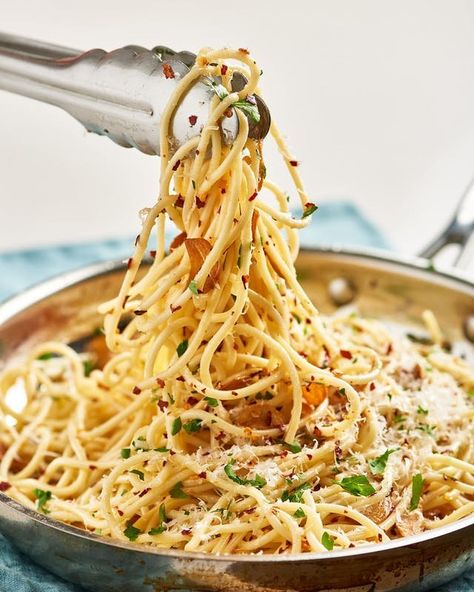 Spaghetti Aglio e Olio. Need recipes and ideas for easy and fancy dinners and weeknight meals? This Italian dish is great for romantic nights or date nights in. Vegetarian and quite healthy. You'll need dry pasta noodles, olive oil, garlic, parsley, red pepper flakes, and cheese. Coeliac Recipes, Pantry Pasta, Spaghetti Night, Aglio E Olio Recipe, Spaghetti Aglio E Olio, Spaghetti Aglio, Aglio E Olio, Pasta Spaghetti, Olive Oil Garlic