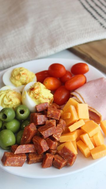 Keto Lunch Plates, Keto Plates Ideas, Keto Snack Plate, Protein Snack Plate, Tiffany Plates, Snack Plate Lunch, Healthy Snack Plate, Protein Plate, Keto Plates