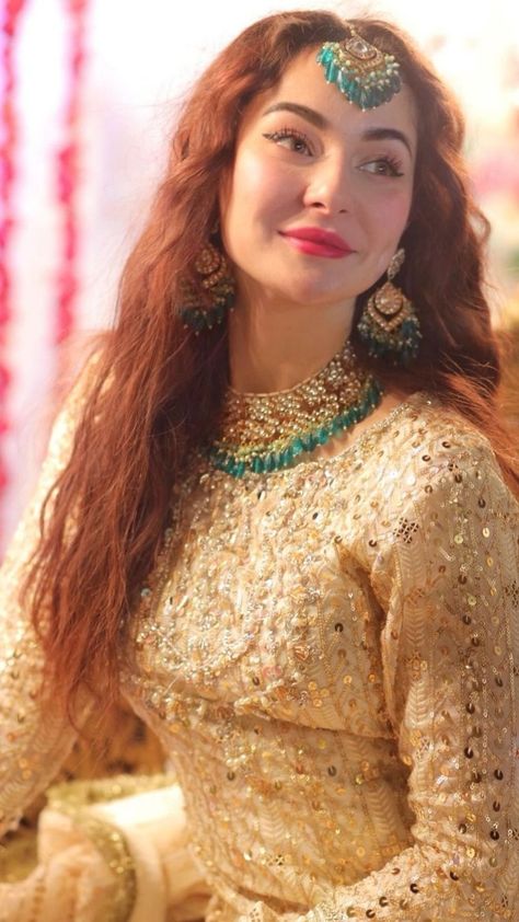 Hania Amir Dpz, Iqra Aziz Dresses, Haniya Amir, Glamorous Wedding Makeup, Hania Aamir, Pakistani Women, Red Bridal Dress, Pakistani Actors, Hania Amir