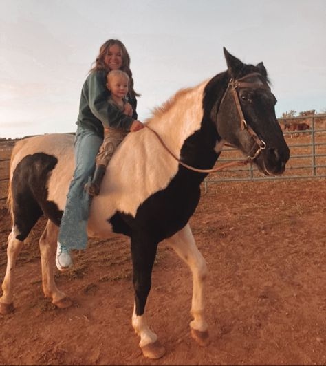 Ranch Wife Aesthetic, Horse Show Mom, Ranch Wife, Rodeo Mom, Country Photography, Cute Horse Pictures, Barrel Racing Horses, Horse Aesthetic, Western Riding