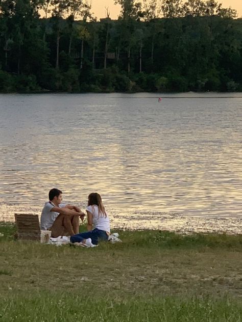 Park Couple Aesthetic, Park Date Aesthetic, Couple Picnic Aesthetic, Picnic Field, Aesthetic Picnic Date, Picnic Date Aesthetic, Getting Into A Relationship, Couple Picnic, Me In School