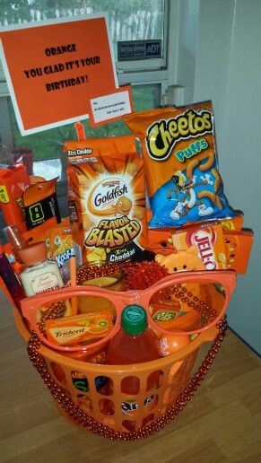 Orange gift basket -Orange you glad it's your Birthday?! Orange Gift Basket, Pidżama Party, Diy Christmas Baskets, Anniversaire Diy, Oranges Gift, Bff Birthday Gift, Themed Gift Baskets, Cute Birthday Gift