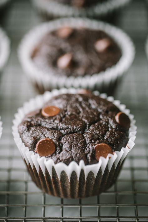 Incredible, flourless black bean muffins that taste like a delicious, cakey brownie. That's right, the secret ingredient in these easy, fiber packed brownie muffins is black beans! They're dairy, gluten and grain free and the perfect healthy treat or snack. #muffins #healthymuffins #brownies #flourlessrecipe #glutenfreerecipe #healthydessert #healthysnack Black Bean Muffins, Clean Muffins, Chocolate Banana Muffins Healthy, Tahini Muffins, Bean Muffins, Tahini Recipes, Healthy Chocolate Muffins, Paleo Banana Muffins, Chocolate Tahini