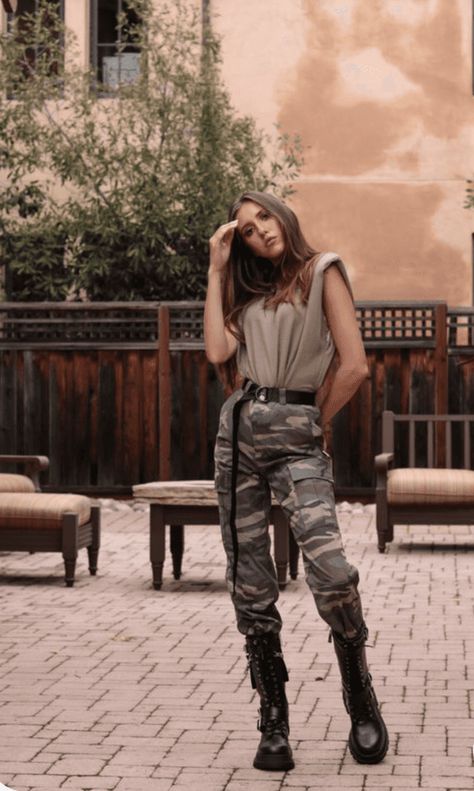 camo cargo pants with black combat boots street style outfit ideas for women Tough Girl Outfit, Pants Outfit Ideas For Women, Army Pants Outfit, Army Green Outfit, Stylish Cargo Pants, Cargo Pants Women Outfit, Cargo Pants Outfit Ideas, Army Outfit, Baggy Pants Outfit