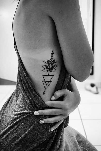 40 Sexy Side Tattoos That Will Have You Running to the Tattoo Shop Girl Side Tattoos, Side Tattoos Women, Tattoos On Side Ribs, Rib Tattoos For Women, Torso Tattoos, Unalome Tattoo, Hip Tattoos Women, Side Tattoos, Lotus Tattoo