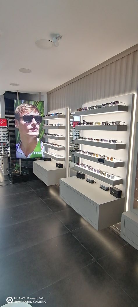 Sunglasses Store Design, Optical Design Shop Interiors, Small Optical Shop Interior Design, Modern Store Interiors, Opticals Showroom, Glasses Shop Design, Selling Clothes Photo Ideas, Optical Shop Interior Design, Optical Shop Design