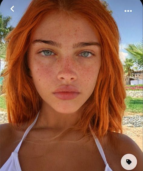 Pretty Gingers With Freckles, Red Head Freckles, Ginger Hair Green Eyes, Tan Redhead, Ginger Freckles, Ginger Hair Girl, 90s Makeup Look, Red Hair Freckles, Women With Freckles