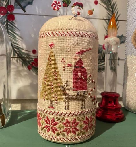 Drum finish by Shirley Joiner...”Merry and Minty” designed by Brenda Gervais Brenda Gervais, Primitive Embroidery, Cross Stitch Projects Ideas, Cross Stitch Sampler Patterns, Santa Cross Stitch, Cross Stitch Freebies, Cross Stitch Pillow, Winter Cross Stitch, Cross Stitch Christmas Ornaments