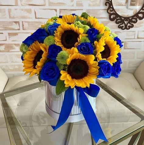 Wine Gift Box Ideas, Birthday Flowers Bouquet, Sunflower Arrangements, Sunflower Themed Wedding, Flower Box Gift, Diy Valentines Decorations, Creative Flower Arrangements, Boquette Flowers, Flower Business