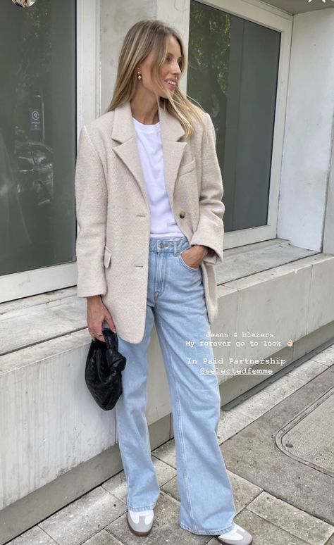 Cream Oversized Blazer Outfit, Ivory Blazer Outfits For Women, Outfit Saco Beige, Ivory Jacket Outfit, Cream Linen Blazer Outfit, Creme Blazer Outfit, Ivory Blazer Outfit, Cream Blazer Outfits For Women, Cream Jacket Outfit