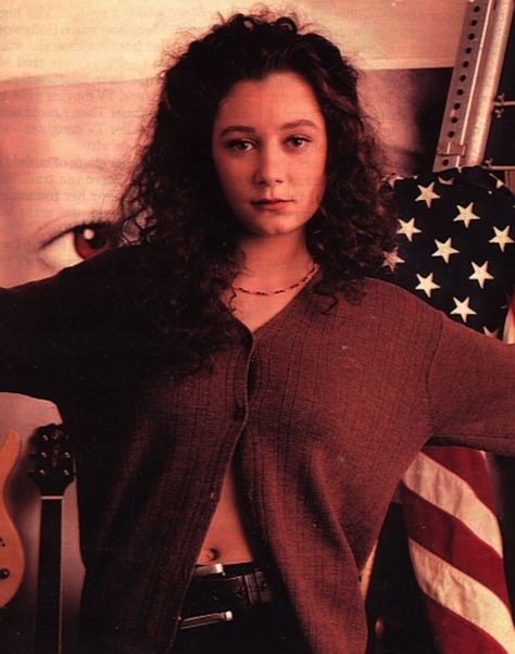 Darlene Conner, my inner 90's goddess. Darlene Conner, Roseanne Tv Show, Winnie Cooper, Kelly Kapowski, Sara Gilbert, 90s Tv, Wonder Years, 90s Fashion Outfits, Child Actors