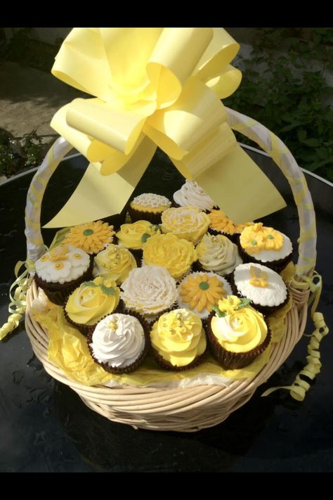 Cupcake basket Cupcake Basket, Pull Apart Cupcakes, Hijab Designs, Thai Dessert, Cupcake Bouquet, Flower Cupcakes, Gifting Ideas, Bday Cake, Menu Ideas