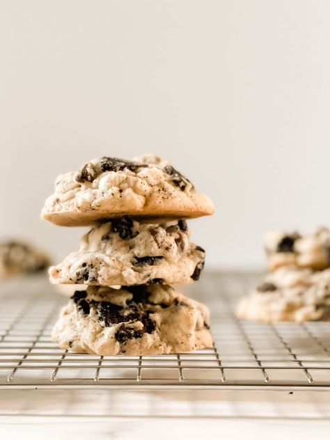 Giant Cookies and Cream Cookie Recipe - The Frosted Kitchen Cookies And Cream Cookie, Cookies And Cream Cookies, Giant Cookies, Giant Chocolate Chip Cookie, Cream Cookies, Giant Cookie, Cookies N Cream Cookies, Drop Cookies, Classic Cookies