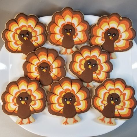 Round Turkey Cookies, Turkey Decorated Sugar Cookies, Circle Thanksgiving Sugar Cookies, Turkey Royal Icing Cookies, Thanksgiving Iced Cookies, Turkey Decorated Cookies, Turkey Cookies Royal Icing, Thanksgiving Desserts Decorations, Turkey Sugar Cookies Decorated