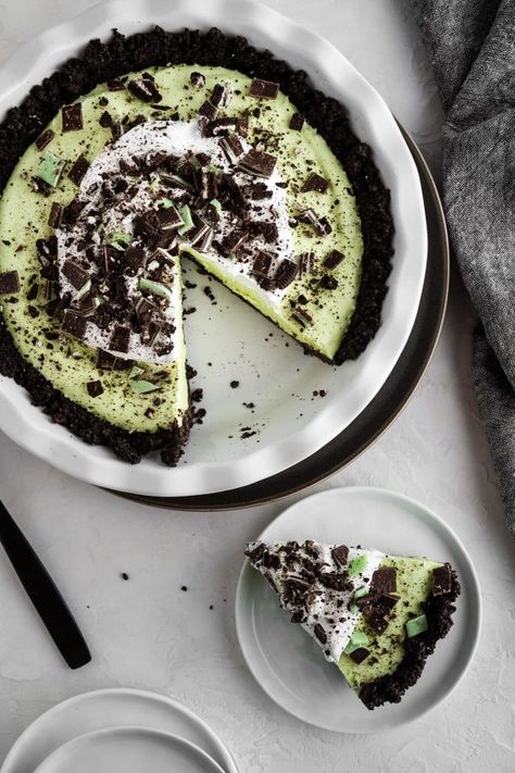 Grasshopper Pie Non Alcoholic, Frozen Grasshopper Pie, Grasshopper Pie Recipe, Marshmallow Filling, Grasshopper Pie, Rug Diy, Oreo Cookie Crust, Mint Oreo, Recipe Girl