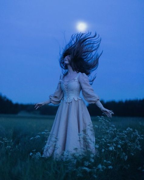 Looking At The Sky, Summer Magic, Gothic Photography, Look At The Sky, Season Of The Witch, The Full Moon, Witch Aesthetic, Witchy Woman, Swallows