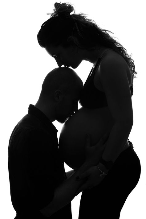 Vom Avea Un Copil, Couple Maternity Poses, Home Maternity Photography, Baby Bump Photoshoot, Maternity Studio Photoshoot, Studio Maternity Photos, Maternity Photography Poses Outdoors, Pregnancy Photos Couples, Pregnancy Belly Photos