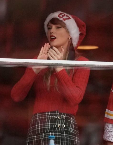 Chiefs Vs Raiders, Taylor Swift Fotos, Chiefs Game, Estilo Taylor Swift, Swift Photo, The Chiefs, Taylor Swift Funny, Mother Is Mothering, Taylor Swift Hair