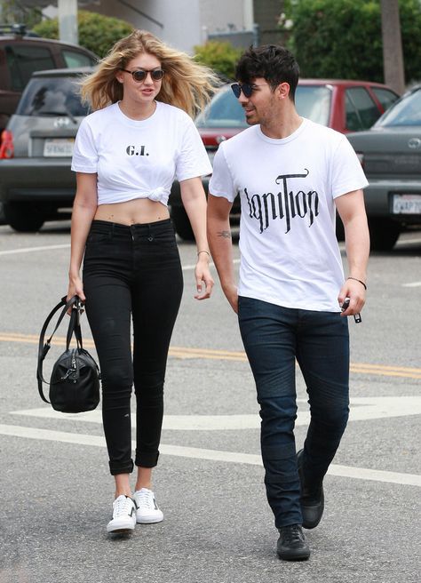 Gigi Stepped Out in a Black-and-White Graphic Tee Printed With Her New Nickname Gigi Tommy Hilfiger, Fashion Major, Kendall Jenner Street Style, Couple Name, Couple Tees, Couple Style, High Fashion Looks, Perez Hilton, White Graphic Tee