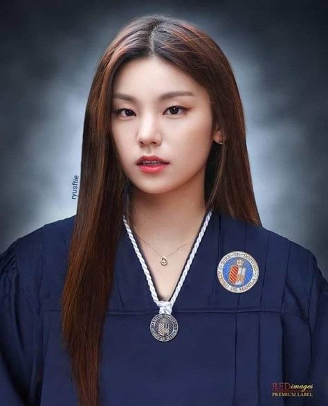 Yeji Graduation Photo, Yeji School Photo, Kpop Graduation, Pic Template, Graduation Edit, Grad Pic, Yearbook Photos, Year Book, Hwang Yeji