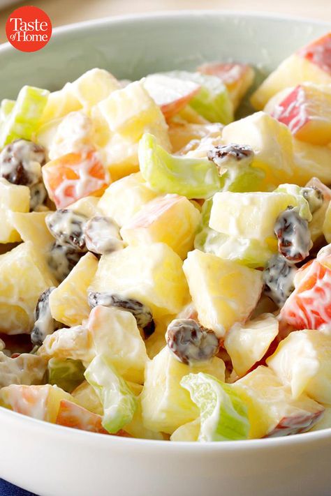 40 Vintage Recipes from the ’20s Worth Trying Today Easy Waldorf Salad, 1920s Food, Apple Cranberry Salad, Waldorf Salad Recipe, Food Dinners, Apple Salad Recipes, Waldorf Salad, Resep Salad, Cranberry Salad