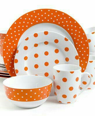 Orange and white - so pretty. Red Dinnerware Set, Red Dinnerware, Vase Deco, Casual Dinnerware, Orange Decor, Orange House, Porcelain Dinnerware, Orange Is The New, Orange Crush