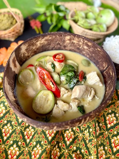 Thai Eggplant Green Curry With Chicken Curry With Eggplant, Thai Dinner Recipes, Paleo Chicken Chili, Thai Chicken Recipes, Chicken Eggplant, Thai Eggplant, Green Eggplant, Thai Curry Recipes, Green Curry Sauce